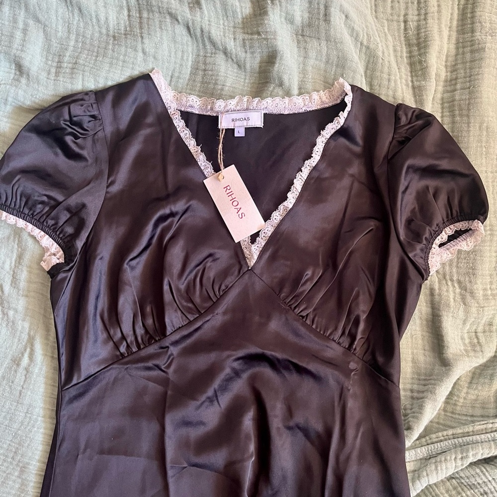 RIHOAS Black Satin V Neck Lace Maxi Dress
